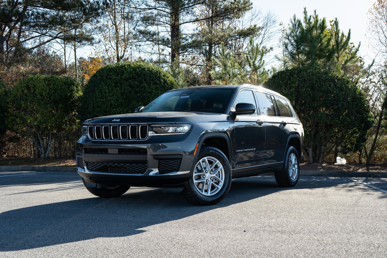 Used 2025 Jeep Grand Cherokee L Laredo RWD image 1