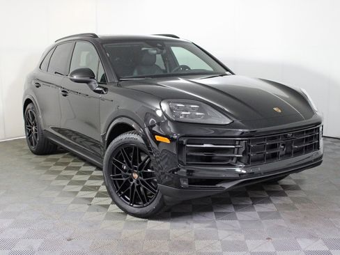 Used 2025 Porsche Cayenne image 9