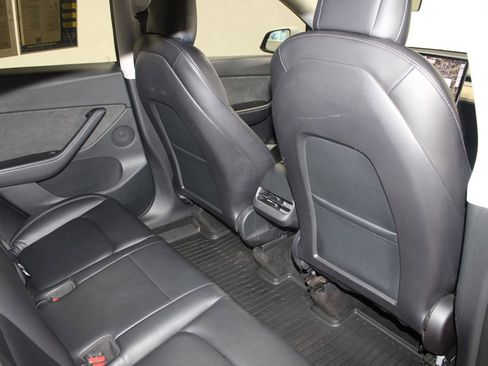 Used 2021 Tesla Model Y Long Range image 30