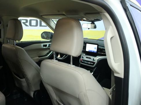 Used 2022 Ford Explorer XLT w/ Equipment Group 202A image 11