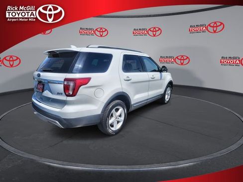 Used 2017 Ford Explorer XLT w/ Equipment Group 202A AWD/4WD image 8