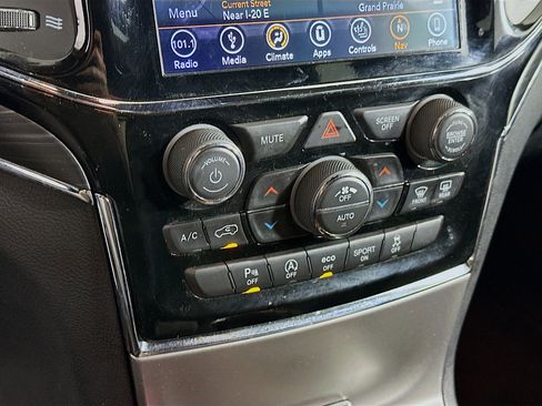 Used 2019 Jeep Grand Cherokee Limited image 24