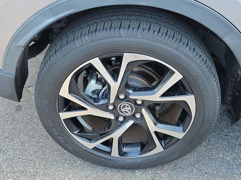 Used 2018 Toyota C-HR XLE FWD image 6