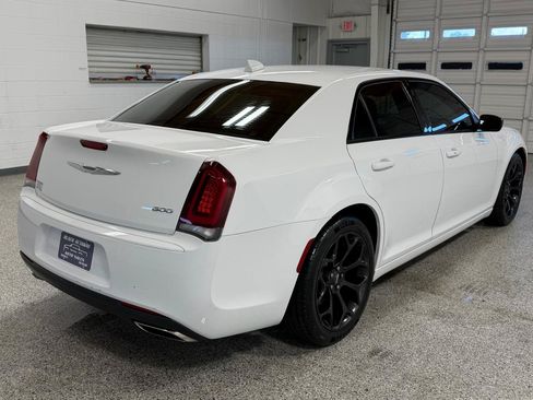 Used 2019 Chrysler 300 Touring w/ Sport Appearance Package RWD image 4