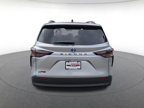 Used 2025 Toyota Sienna XLE FWD image 5