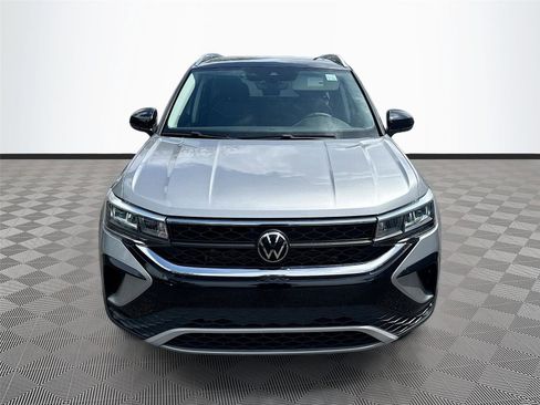 Used 2023 Volkswagen Taos SE w/ Panoramic Sunroof Package image 2