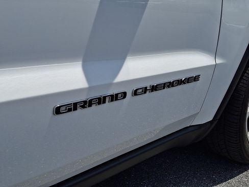 Used 2021 Jeep Grand Cherokee Limited w/ Premium Lighting Group AWD/4WD image 32