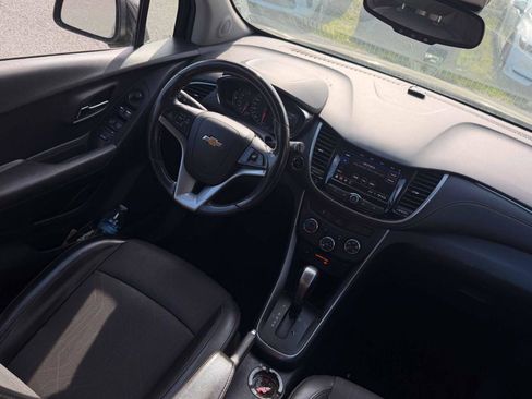 Used 2020 Chevrolet Trax LT w/ LT Convenience Package image 16