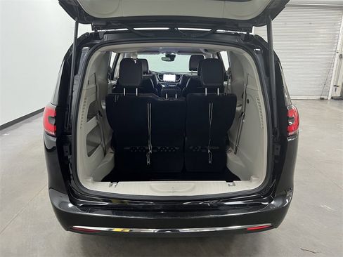 Used 2022 Chrysler Pacifica Touring-L image 15