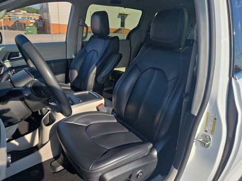 Used 2023 Chrysler Pacifica Touring-L FWD image 11