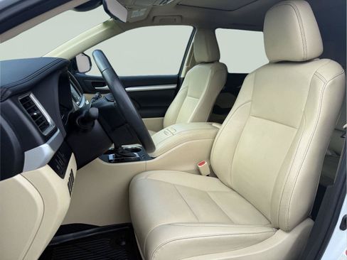 Used 2019 Toyota Highlander XLE AWD/4WD image 10