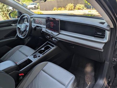 Used 2025 Volkswagen Tiguan SE AWD/4WD image 13