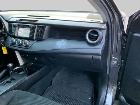 Used 2018 Toyota RAV4 LE FWD image 18