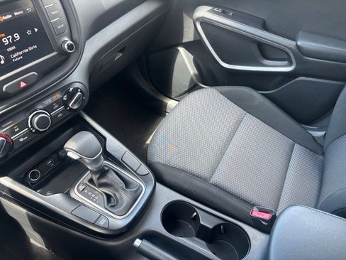 Used 2025 Kia Soul LX w/ LX Technology Package FWD image 40