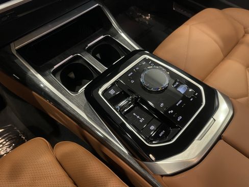 Used 2025 BMW 740i xDrive image 18