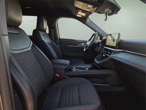 Used 2025 Ford Explorer ST-Line w/ ST-Line Street Pack image 13