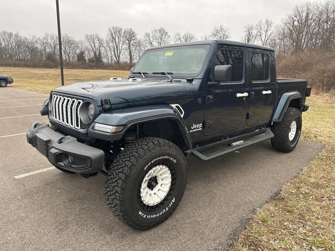 Used 2025 Jeep Gladiator Sport image 2