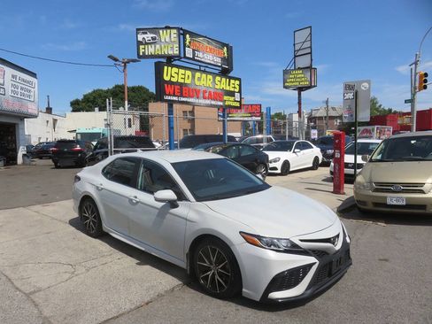 Used 2023 Toyota Camry SE w/ Cold Weather Package AWD/4WD image 3