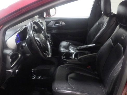 Used 2020 Chrysler Pacifica Touring-L w/ S Appearance Package FWD image 8