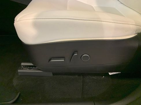 Used 2022 Tesla Model Y Performance image 17