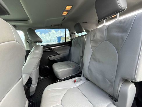 Used 2022 Toyota Highlander Limited FWD image 24