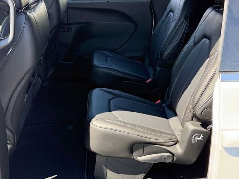 New 2026 Chrysler Pacifica Select AWD/4WD image 23