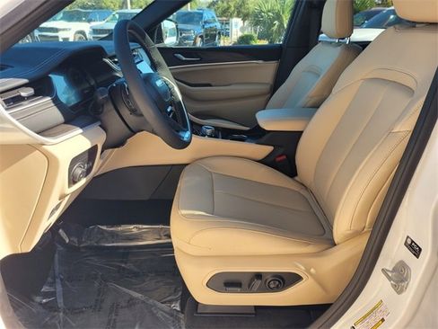 New 2025 Jeep Grand Cherokee Limited image 4