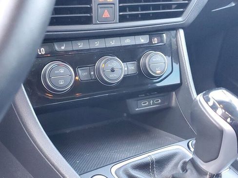 Used 2023 Volkswagen Jetta SE w/ Panoramic Sunroof Package image 25