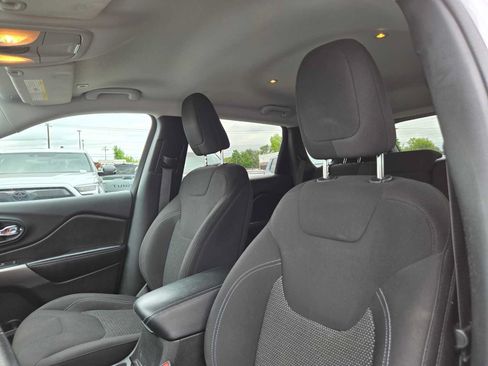 Used 2019 Jeep Cherokee Latitude w/ Popular Appearance Group AWD/4WD image 22