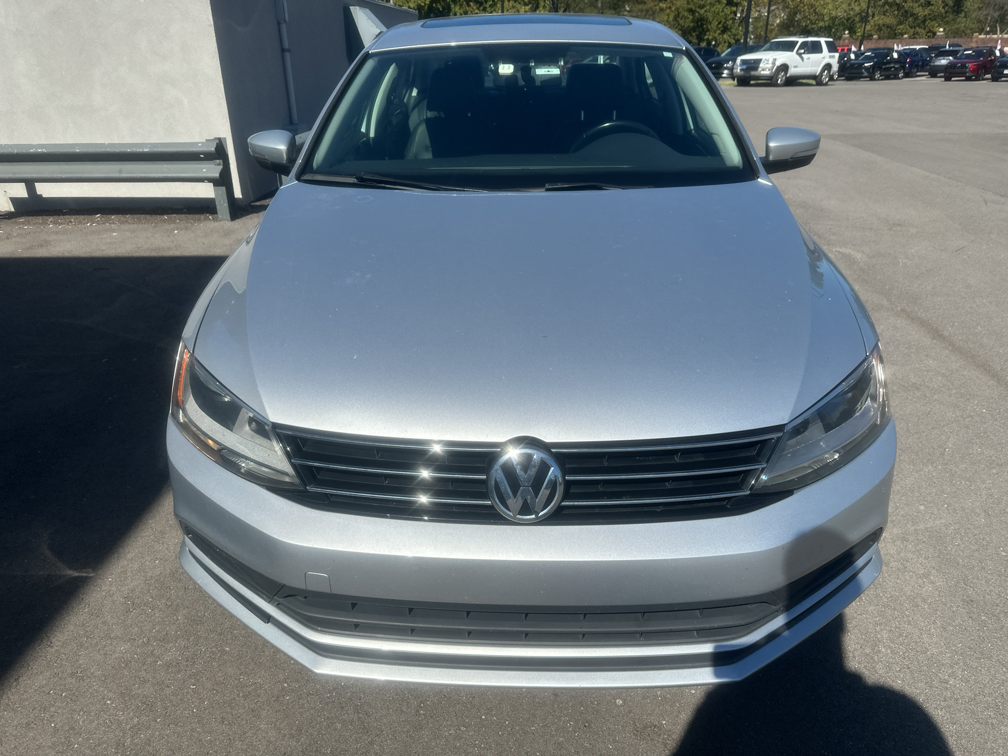 Used 2016 Volkswagen Jetta SE FWD image 2