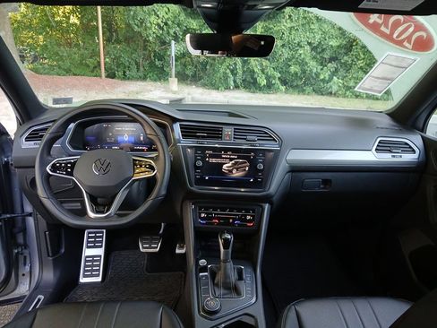 Used 2024 Volkswagen Tiguan SE R-Line AWD/4WD image 13