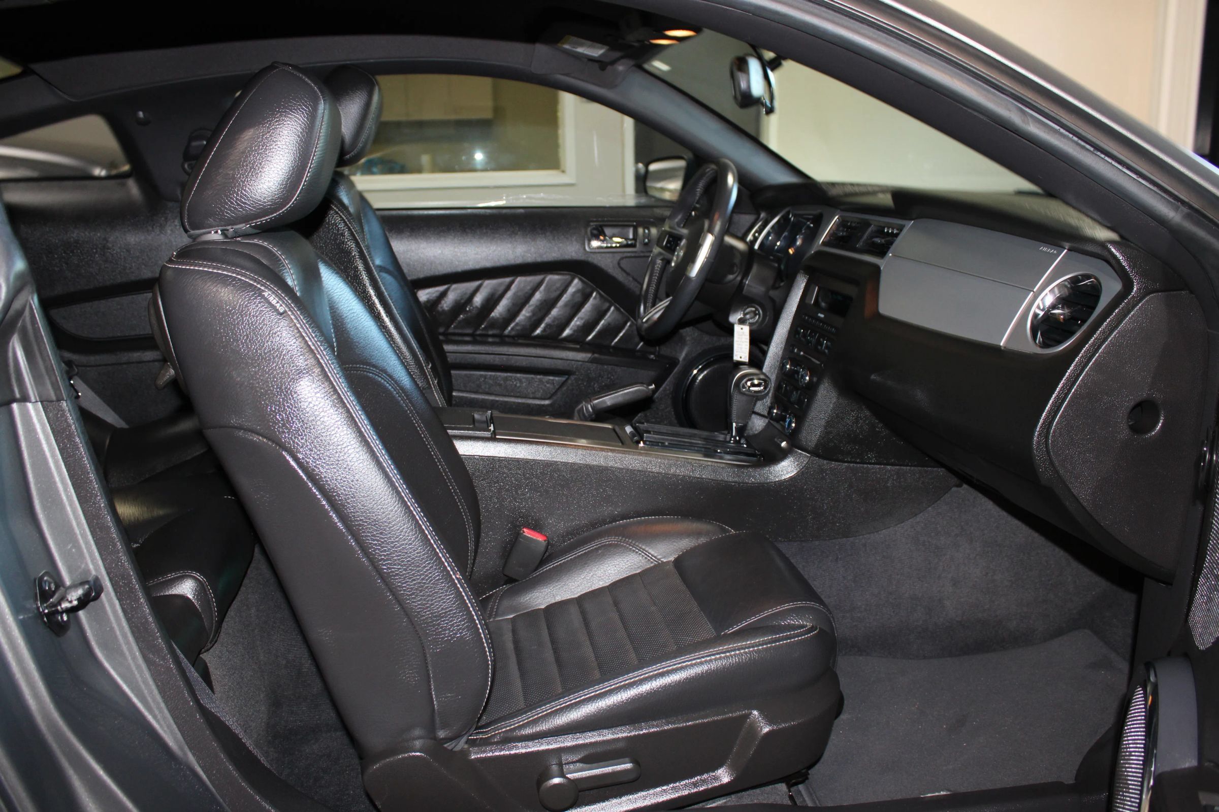 Used 2010 Ford Mustang Coupe RWD image 23