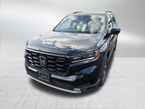 Used 2025 Honda Pilot TrailSport image 2