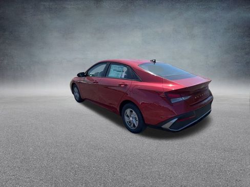 Certified 2025 Hyundai Elantra SE image 18