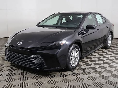 Used 2025 Toyota Camry LE image 6