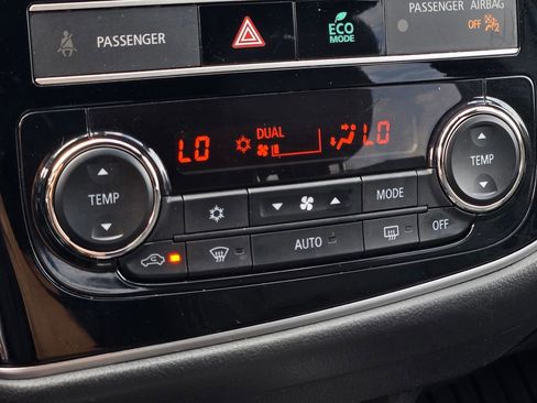 Used 2019 Mitsubishi Outlander SEL image 35