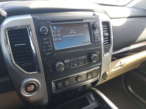Used 2017 Nissan Titan SV image 21