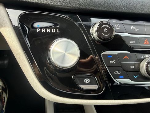 Used 2023 Chrysler Pacifica Touring-L FWD image 27