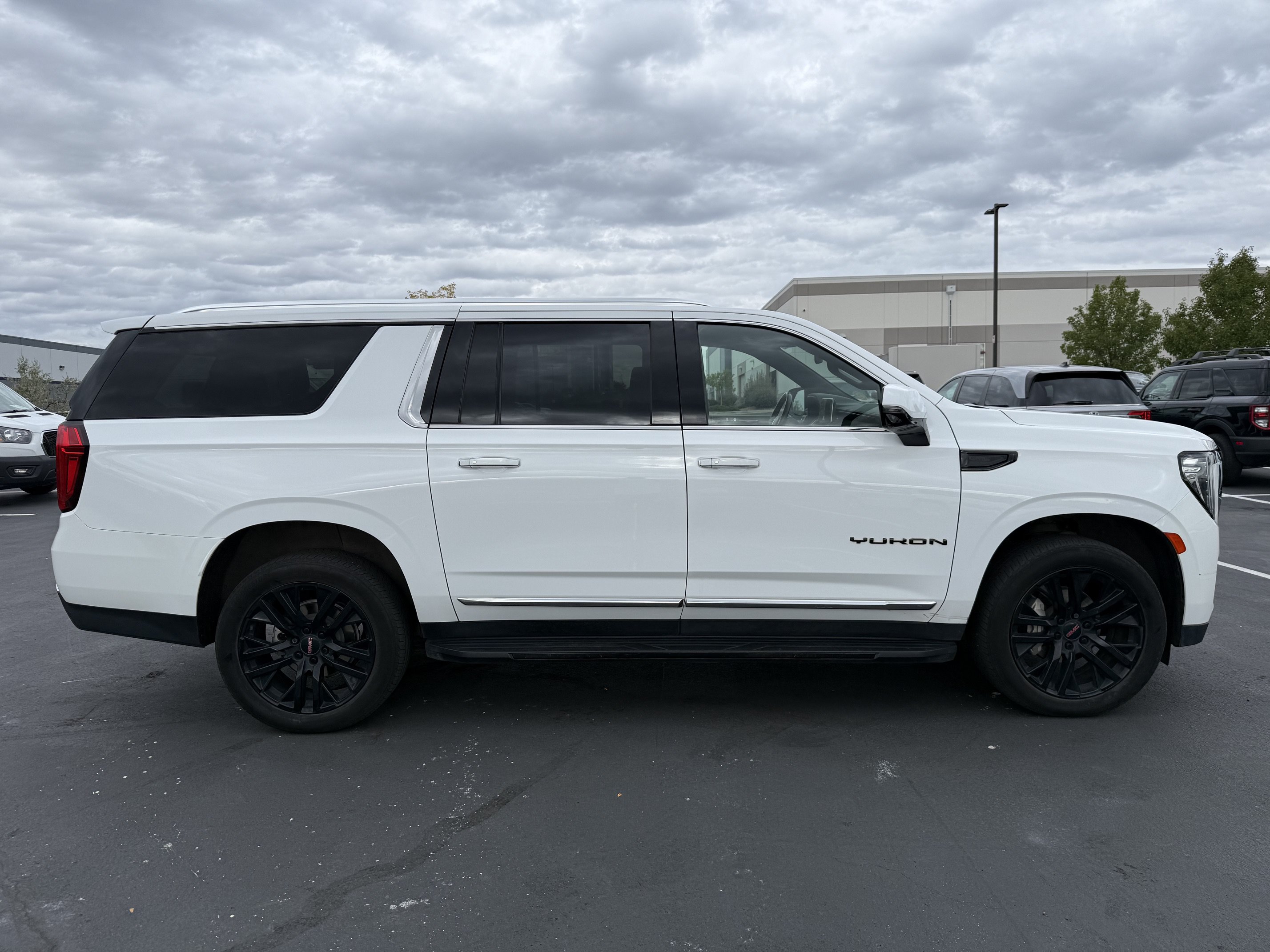 Used 2023 GMC Yukon XL SLT w/ SLT Premium Package AWD/4WD image 8