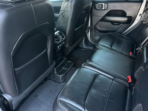 Used 2018 Jeep Wrangler Unlimited Sahara image 11