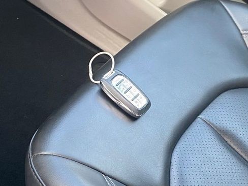 Used 2023 Chrysler Pacifica Touring-L image 28