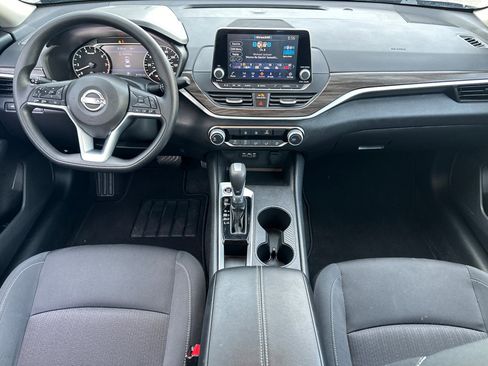 Used 2025 Nissan Altima 2.5 SV FWD image 14