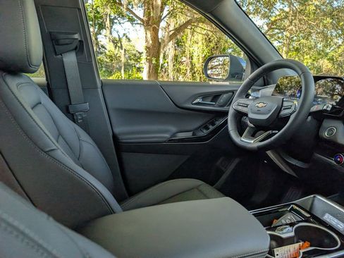 Used 2025 Chevrolet Equinox LT w/ Convenience Package II image 14