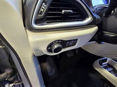 Used 2017 Chrysler Pacifica LX FWD image 13