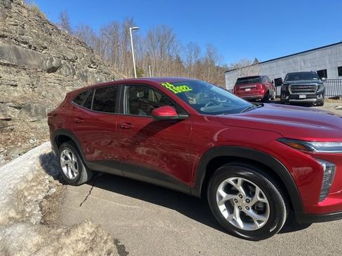 Used 2024 Chevrolet Trax LS w/ LS Convenience Package image 7