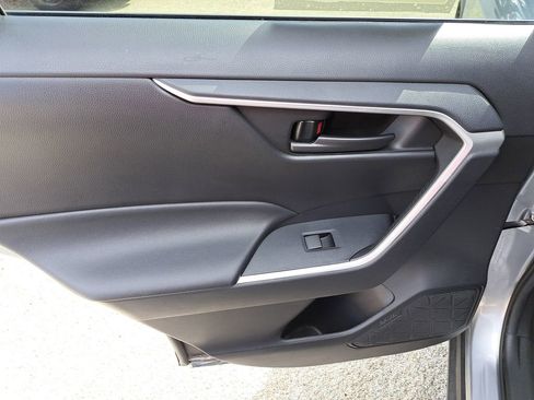 Used 2021 Toyota RAV4 LE image 7