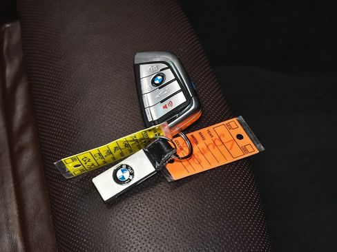 Used 2022 BMW 750i xDrive w/ Executive Package image 86