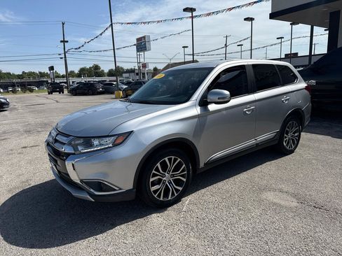 Used 2022 Mitsubishi Outlander ES FWD image 2