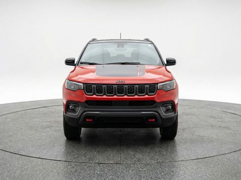 Used 2025 Jeep Compass Trailhawk AWD/4WD image 2