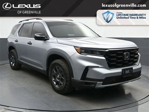 Used 2025 Honda Pilot TrailSport image 2